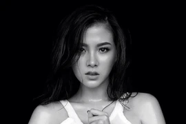 Mỹ nhân 'Chiếc lá cuốn bay' diện trang phục gợi cảm, đốt cháy mọi ánh nhìn