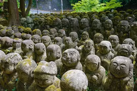 1.200 tượng đá biểu đạt mọi sắc thái đời người ở đền Nhật