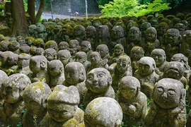 1.200 tượng đá biểu đạt mọi sắc thái đời người ở đền Nhật