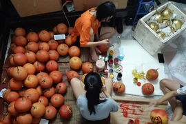 Dừa vàng, bưởi đỏ vẽ thư pháp “giá chát”, cháy hàng cận Tết