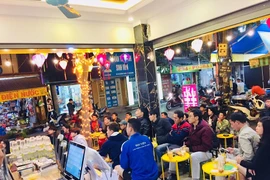 Ghế nhựa ngắm phố, cuộc chiến 'thay máu' trên vỉa hè Hà Nội