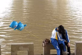 Phát hiện con gái 12 tuổi có người yêu, cha mẹ nên làm gì?