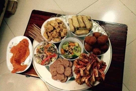 Ngày nấu 40 mâm cỗ cúng ông Công ông Táo, còng lưng không hết việc