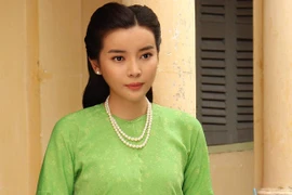 Vẻ gợi cảm của 3 sao nữ vào vai vợ nhà giàu phim 'Tiếng sét trong mưa'
