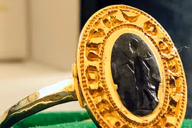 Món đồ cũ kỹ ngỡ thứ vứt đi bất ngờ đáng giá cả gia tài