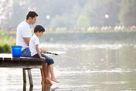 Cha ruột và cha dượng, ghi tên ai trên thiệp cưới?