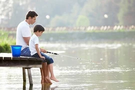 Cha ruột và cha dượng, ghi tên ai trên thiệp cưới?