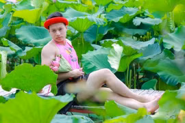 “Nam thanh, nữ tú” thi nhau chụp nude, phản cảm với hoa sen