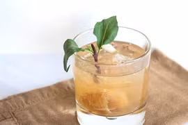 Nâng tầm nhan sắc khi mỗi ngày uống một cốc chanh muối