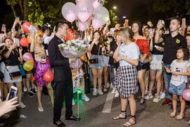 Anh chàng nhờ cả công ty lên phố đi bộ cổ vũ tỏ tình