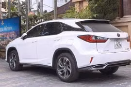 Danh tính 2 công an bị đình chỉ trong vụ cấp biển số VIP cho xe Lexus ở Huế