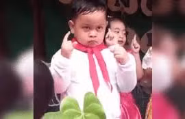 Bé trai biểu diễn văn nghệ lộ biểu cảm sốc khiến người xem phát sốt