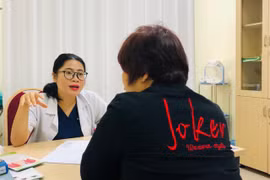 Ôm máy tính, điện thoại cả ngày, nhiều người bỗng mắc bệnh "khó nói"