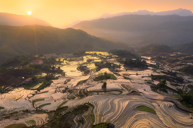 Khi chiều xuống, những thửa ruộng bậc thang lấp lánh dưới ánh nắng đỏ rực, phản chiếu vẻ đẹp của đất trời - Ảnh Tiến Dũng anh-3.jpg