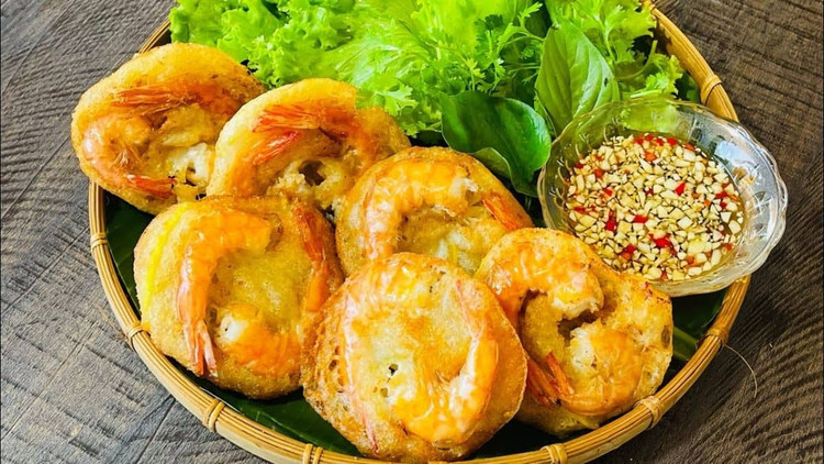 Thưởng thức bánh tôm hồ Tây, bánh giò, hoặc ốc luộc – những món ăn đậm chất Hà Nội mà bất cứ tín đồ ẩm thực nào cũng không nên bỏ lỡ. Ảnh SM banh-tim.jpg