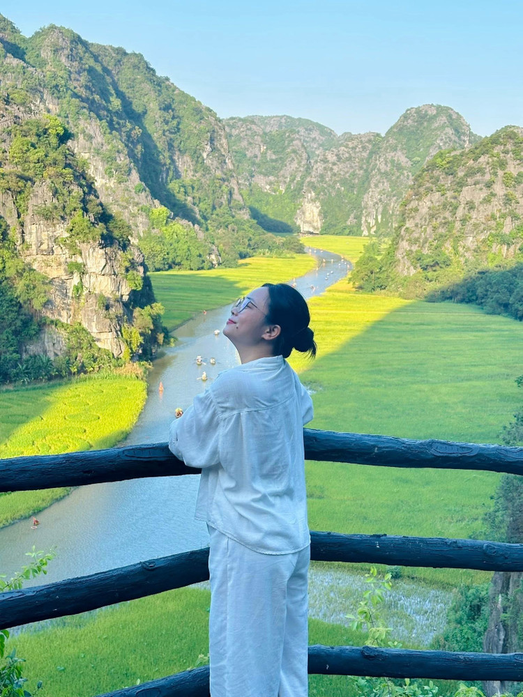땀꼭(Tam Coc)의 '황금쌀 시즌'은 많은 젊은이들이 사랑하는 여행지 중 하나입니다. - 사진: Pham Thuy Dung ninh-binh-mua-lua-chin.jpg
