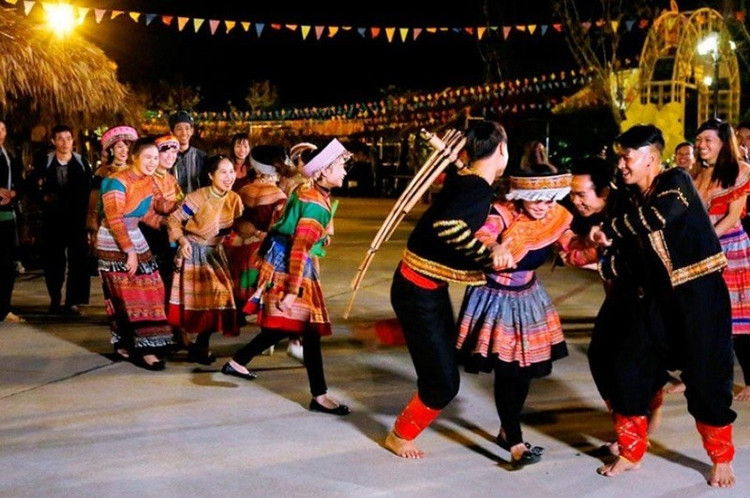Trải nghiệm chợ đêm Sa Pa - Ảnh luxtour cho-dem-sapa.jpg