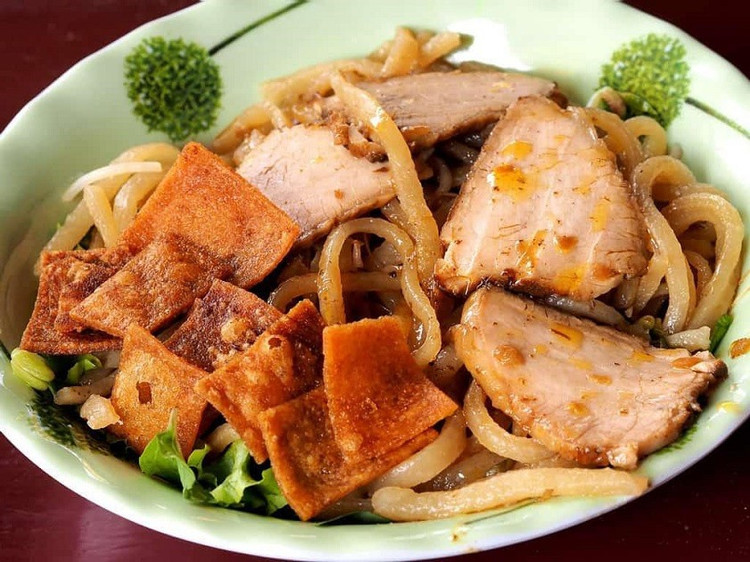 Thưởng thức Cao Lầu. Ảnh VinWonders cao-lau.jpg