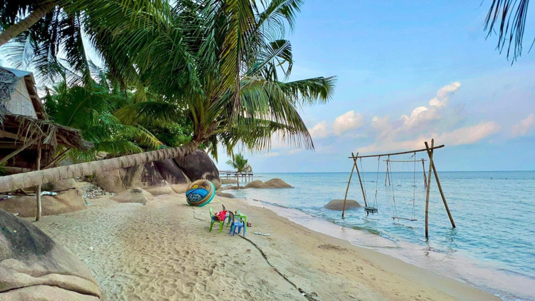 Vẻ đẹp hoang sơ say đắm lòng người của hòn Sơn. Ảnh Traveloka hon-son.jpg