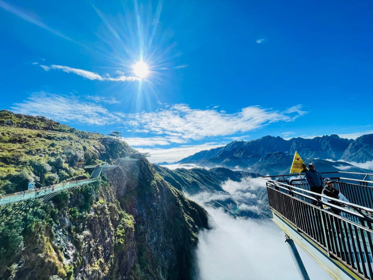 Trải nghiệm "cảm giác mạnh" ở cầu kính cao nhất Việt Nam - Ảnh IViVu trai-nghiem-cau-kinh.jpg