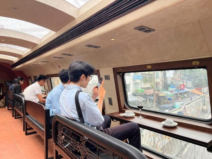 Ngắm nhìn Hà Nội qua ô cửa. Ảnh Nguyen Thu Hang tau-di-san1.jpg