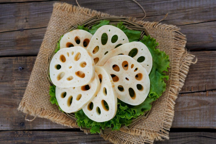Nếu đánh giá theo tiêu chí “ngon” trong ẩm thực truyền thống – tức là giàu hương vị, bùi ngọt, thích hợp cho các món ăn bổ dưỡng – thì củ sen 7 lỗ rõ ràng chiếm ưu thế. Tuy nhiên, nếu “ngon” được hiểu là thanh nhẹ, giòn tươi, phù hợp với chế độ ăn lành mạnh và ít calo, thì củ sen 9 lỗ lại là lựa chọn hấp dẫn. Ảnh Internet cu-sen-5.jpg