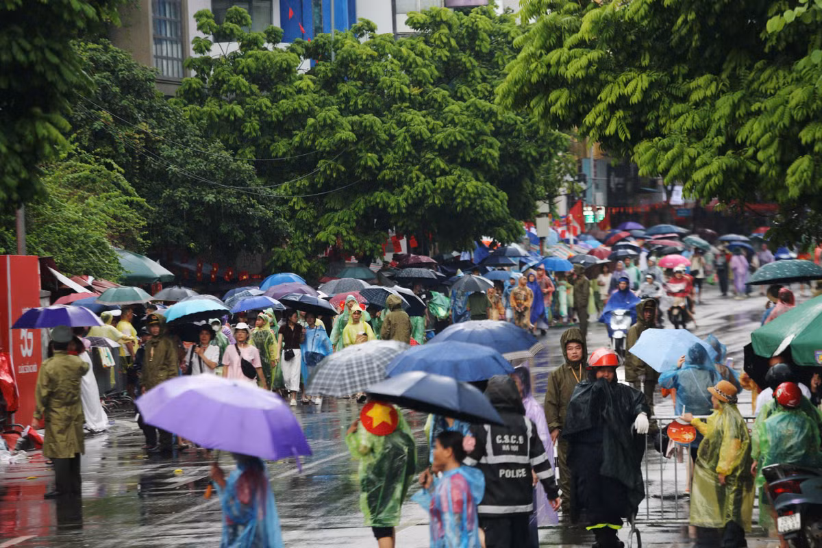 Tinh thần "vượt nắng, thắng mưa" của người dân Việt Nam gây xúc động, thể hiện tình yêu lớn với dân tộc.