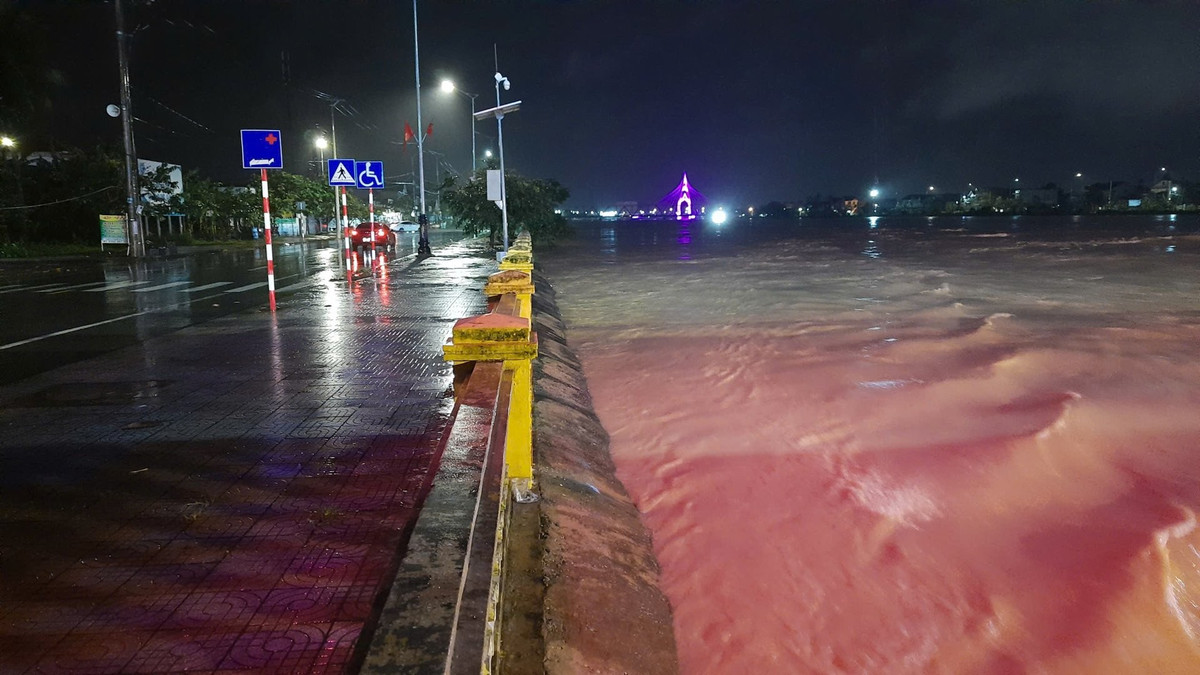 Nước sông Hiếu qua khu vực phường Đông Hà dâng nhanh, chảy xiết. Đến 21h30, nước sông Hiếu đã khiến một số đoạn đường Hoàng Diệu, Bà Triệu bị ngập. Ảnh: Ngọc Vũ.