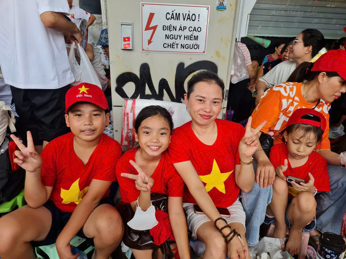 Nhiều em nhỏ cũng ra xếp hàng, dự tính xuyên đêm cùng cha mẹ đê xem diễu binh A80, diễn ra sáng 2/9.