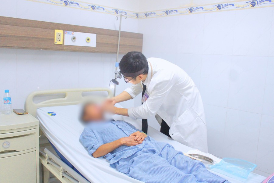 Bác sĩ thăm khám cho bệnh nhân sau phẫu thuật. Ảnh BV Bác sĩ thăm khám cho bệnh nhân sau phẫu thuật. Ảnh BV