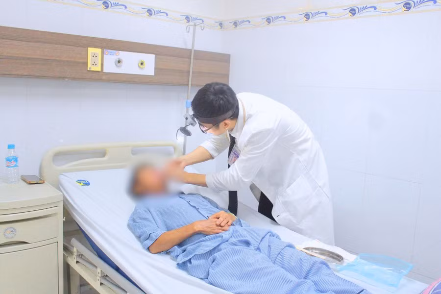 Bác sĩ thăm khám cho bệnh nhân sau phẫu thuật. Ảnh BV