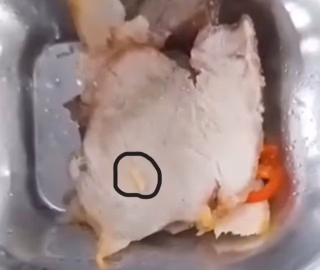 Công nhân phát hiện khay cơm có 'dị vật' di chuyển trên miếng thịt- Ảnh 1.
