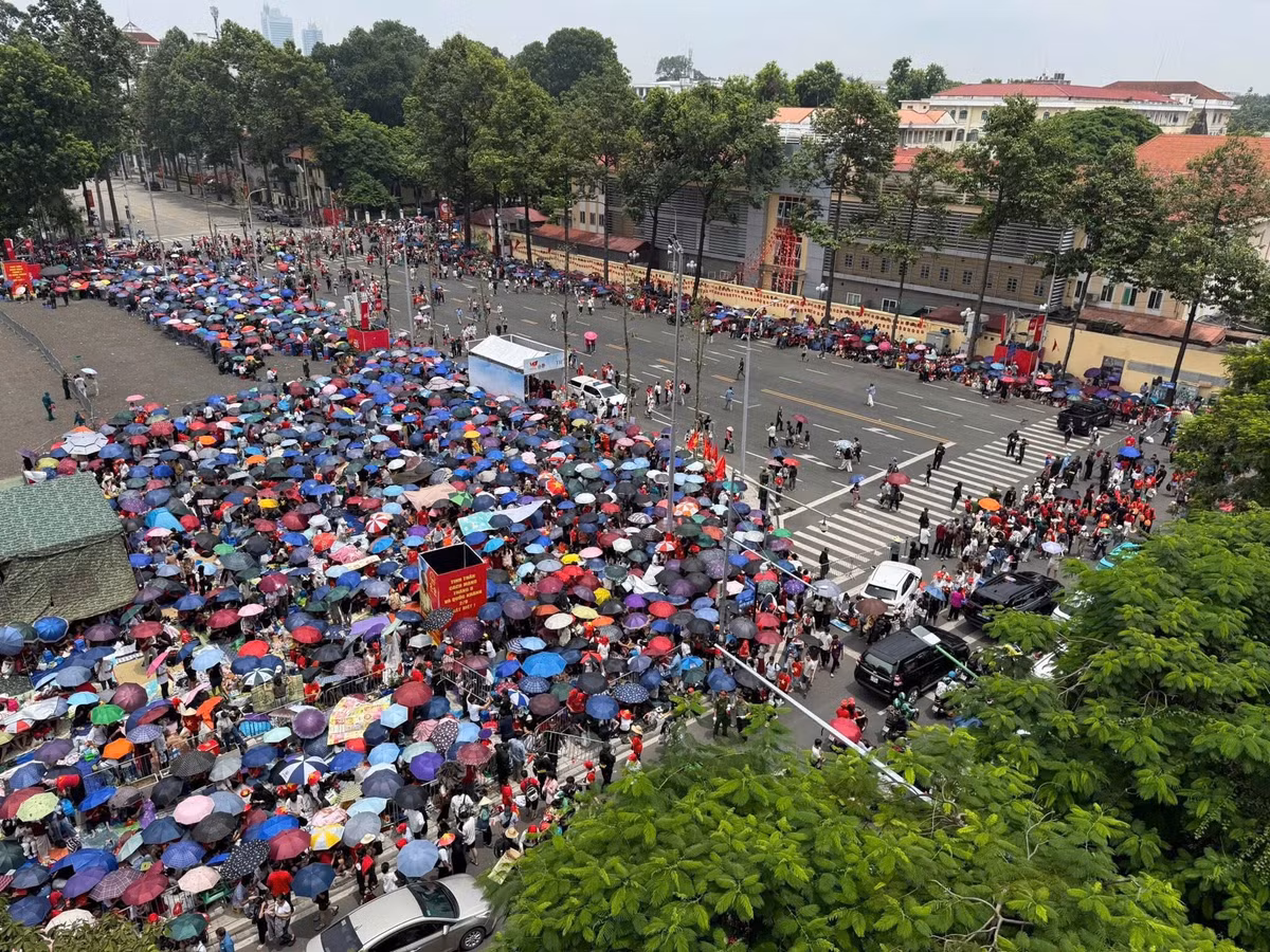 "Biển người" đổ về khu đường Hùng Vương để chờ xem lễ diễu binh ngày mai.