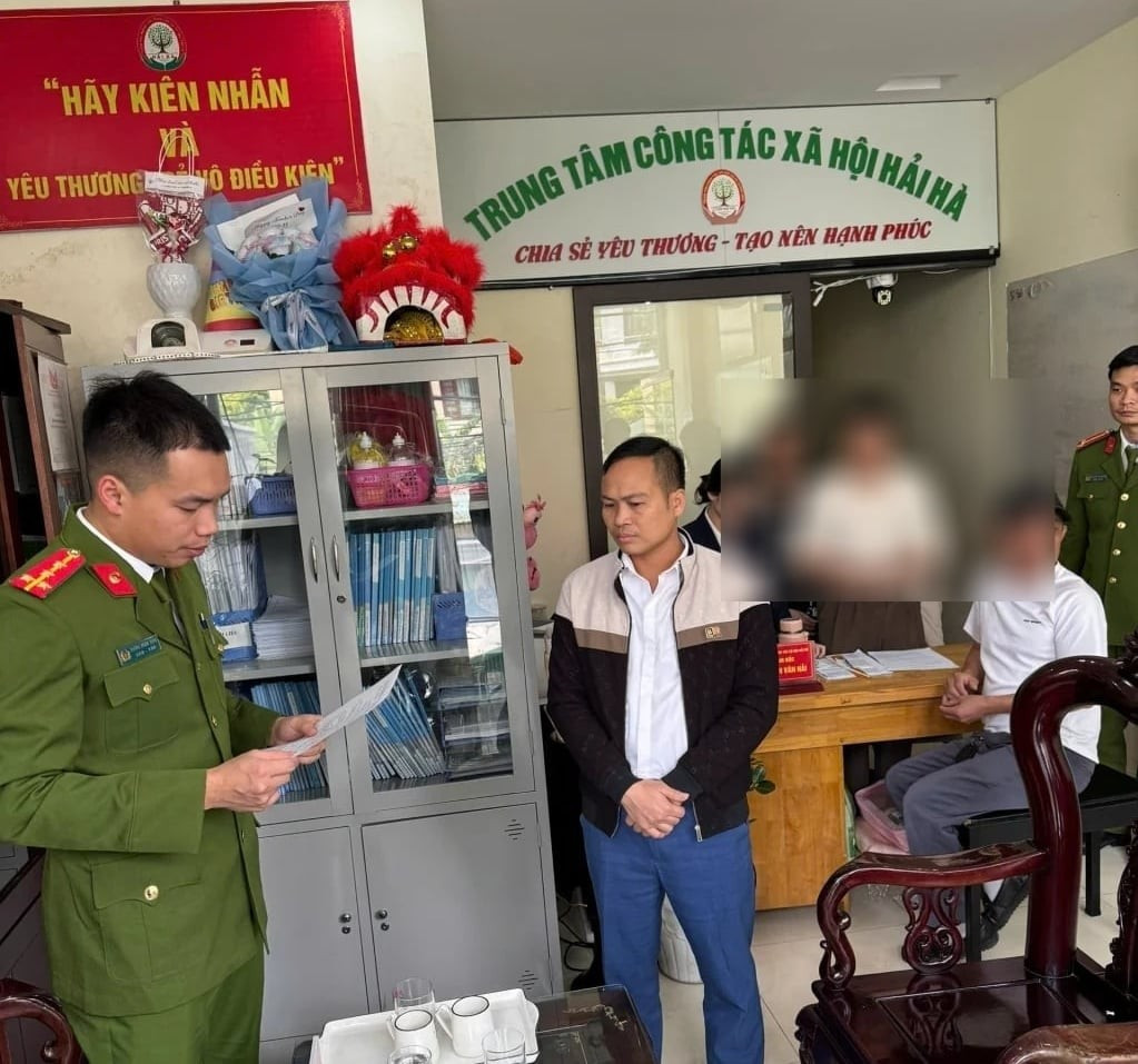 Cơ quan Cảnh sát điều tra Công an tỉnh Quảng Ninh thực hiện quy trình tố tụng đối với Nguyễn Văn Hải, Giám đốc Trung tâm Công tác xã hội Hải Hà. Ảnh: Công an tỉnh Quảng Ninh/Nguồn danviet.vn