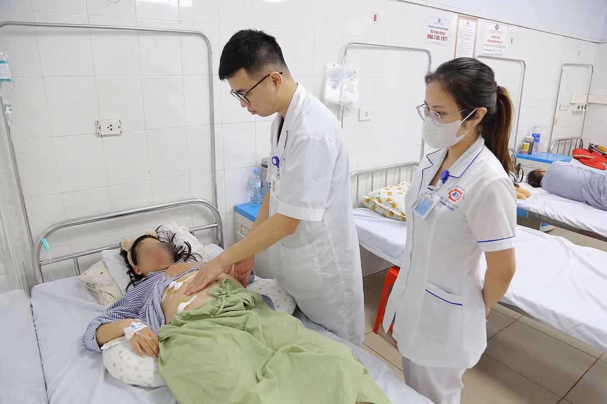 Bác sĩ khoa Ngoại thăm khám, kiểm tra lại vết mổ cho người bệnh. Ảnh BV