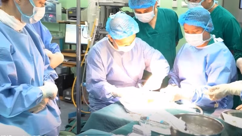 Các bác sĩ tiến hành ca ghép gan cho bệnh nhi. Ảnh BV