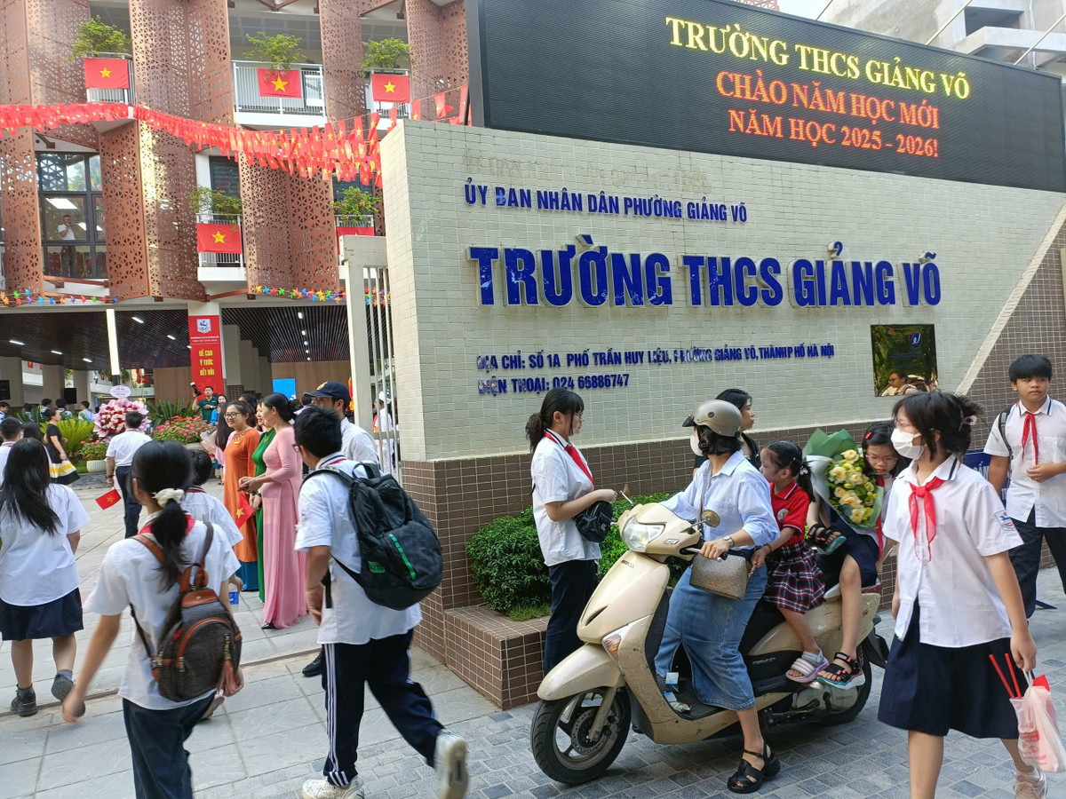 Ngày khai giảng diễn ra trong tiết nắng ráo. Từ sáng sớm, các phụ huynh đã đưa con em đến trường trong không khí hân hoan, phấn khởi.