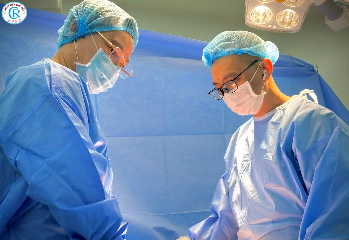 Các bác sĩ tiến hành ca phẫu thuật. Ảnh BV