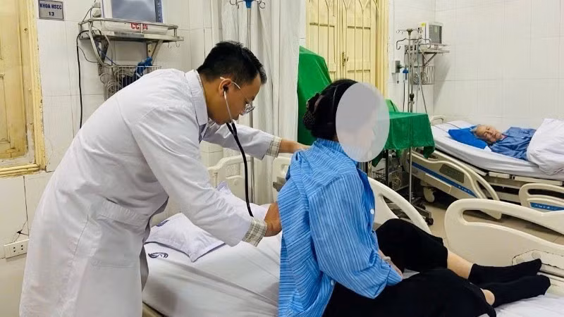 Bác sĩ Bệnh viện Nội tiết Trung ương thăm khám và điều trị cho bệnh nhân. Ảnh nhandan.vn