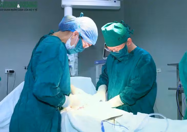 Ê-kíp bác sĩ Bệnh viện Hữu nghị Đa khoa Nghệ An phẫu thuật khẩn cấp, cứu sống cả mẹ và con trong ca vỡ tử cung kèm vỡ bàng quang ở thai phụ mang thai 37 tuần. Ảnh: V.L.