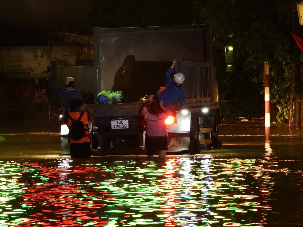 Lực lượng chức năng tỉnh Lạng Sơn đưa người dân đang bị ngập lụt đến nơi an toàn. Ảnh: Bắc Ninh