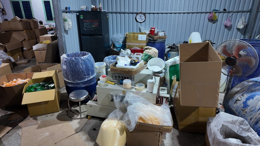 Công an ập vào xưởng sản xuất của Khánh phát hiện số lượng lớn tang vật liên quan. Ảnh CA/PLO Công an ập vào xưởng sản xuất của Khánh phát hiện số lượng lớn tang vật liên quan. Ảnh CA/PLO