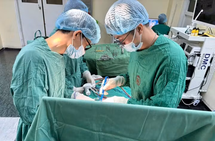 Các bác sĩ tiến hành phẫu thuật cho người bệnh.