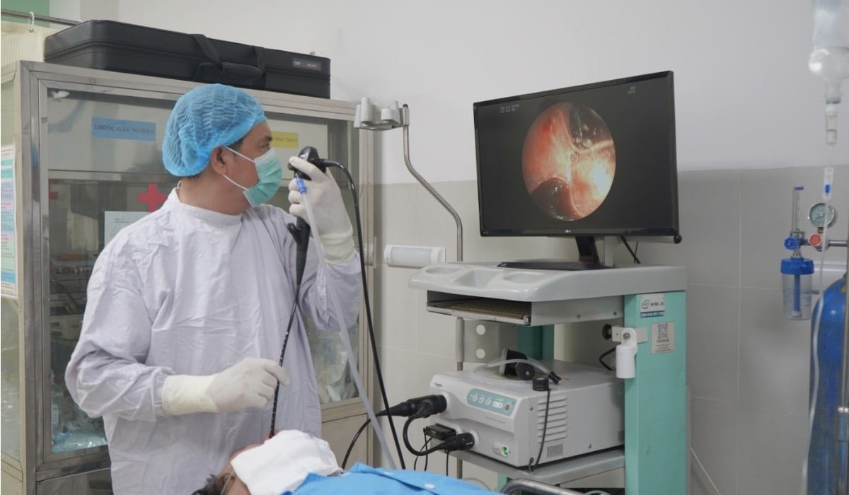 Bác sĩ nội soi phế quản lấy dị vật là hai răng giả tồn tại hơn 20 năm. Ảnh B.V/Nguồn danvietvn