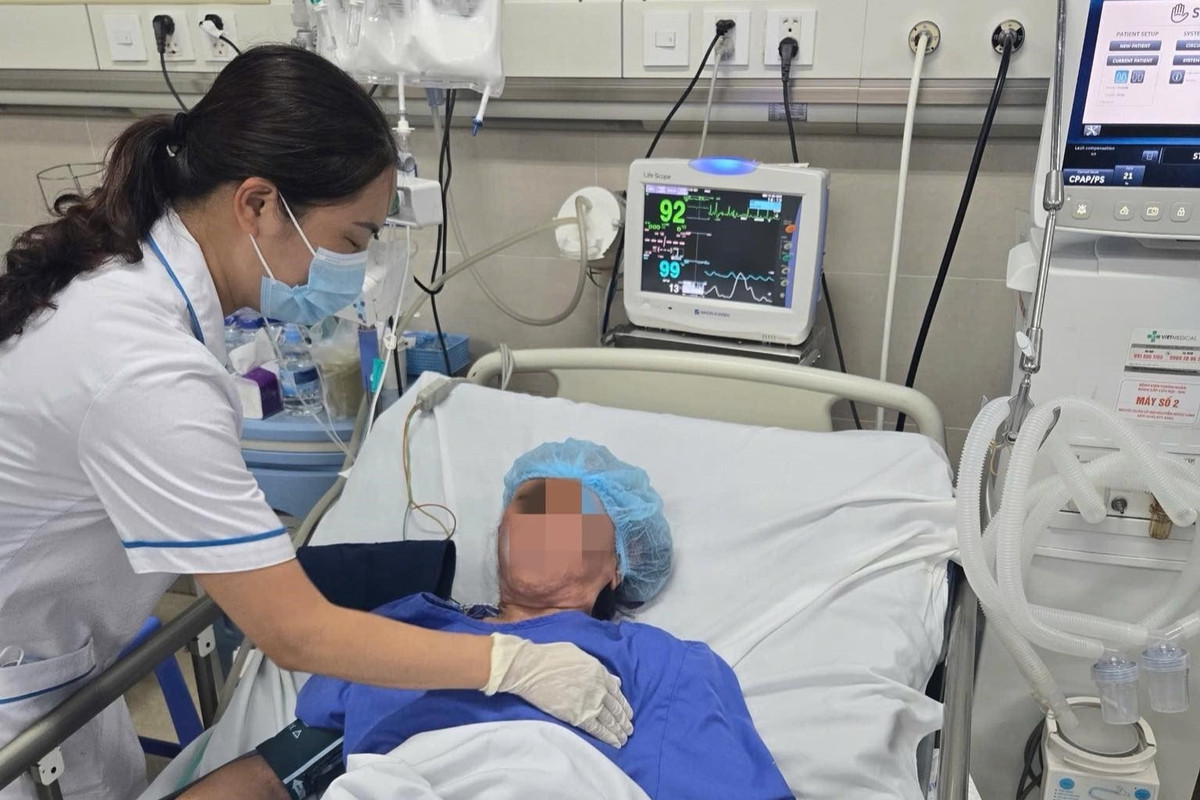 Bác sĩ chăm sóc tích cực cho bệnh nhân ngộ độc methadone. Ảnh: BVCC/Nguồn daibieunhandan.vn