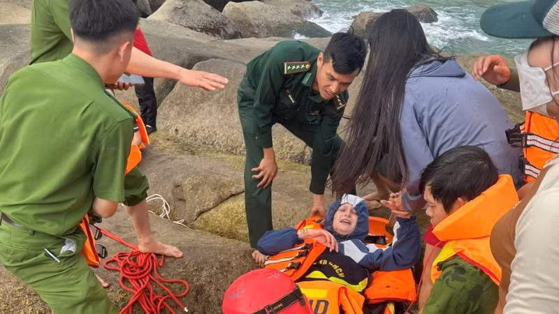 Lực lượng Biên phòng phối hợp các lực lượng khẩn trương tổ chức sơ cứu, đưa nạn nhân bị nạn đến cơ sở y tế. Ảnh nhandan.vn