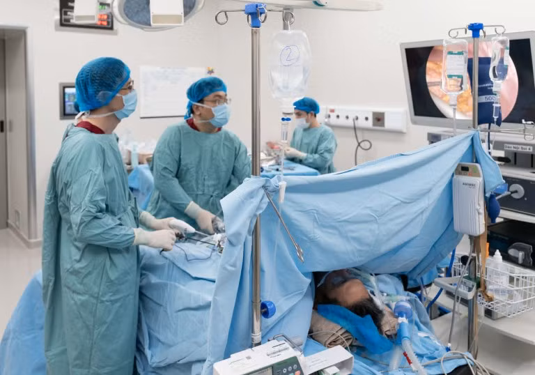 Các bác sĩ mổ cho bệnh nhân S. Ảnh BV