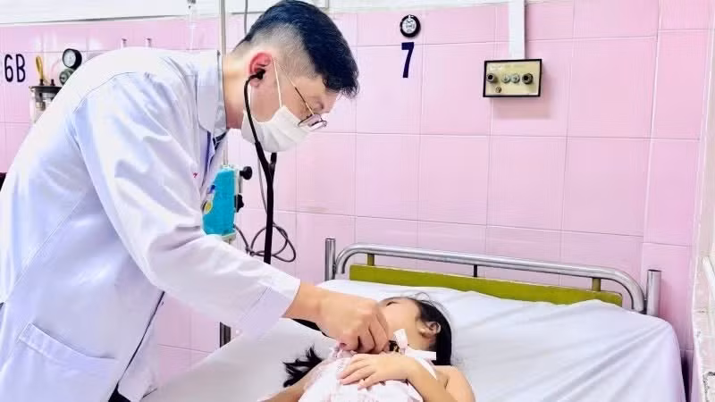Một trường hợp ngộ độc đang điều trị tại Bệnh viện nhân dân Gia Định. Ảnh nhandan.vn