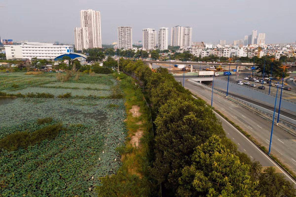 Tuyến đường sắt tốc độ cao Bắc - Nam đoạn qua địa bàn TP.HCM dài khoảng 17 km, với 2 điểm chính là ga Thủ Thiêm và Depot Long Trường. Tổng chi phí bồi thường, giải phóng mặt bằng dự kiến hơn 2.100 tỷ đồng.