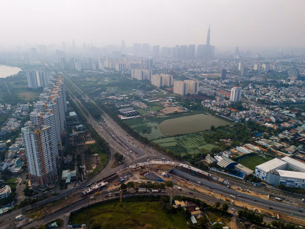 Không chỉ sở hữu lợi thế về hạ tầng giao thông, khu vực ga Thủ Thiêm còn nằm liền kề Khu đô thị mới Thủ Thiêm, nơi đang hình thành cụm dự án bất động sản quy mô lớn với mật độ phát triển cao.